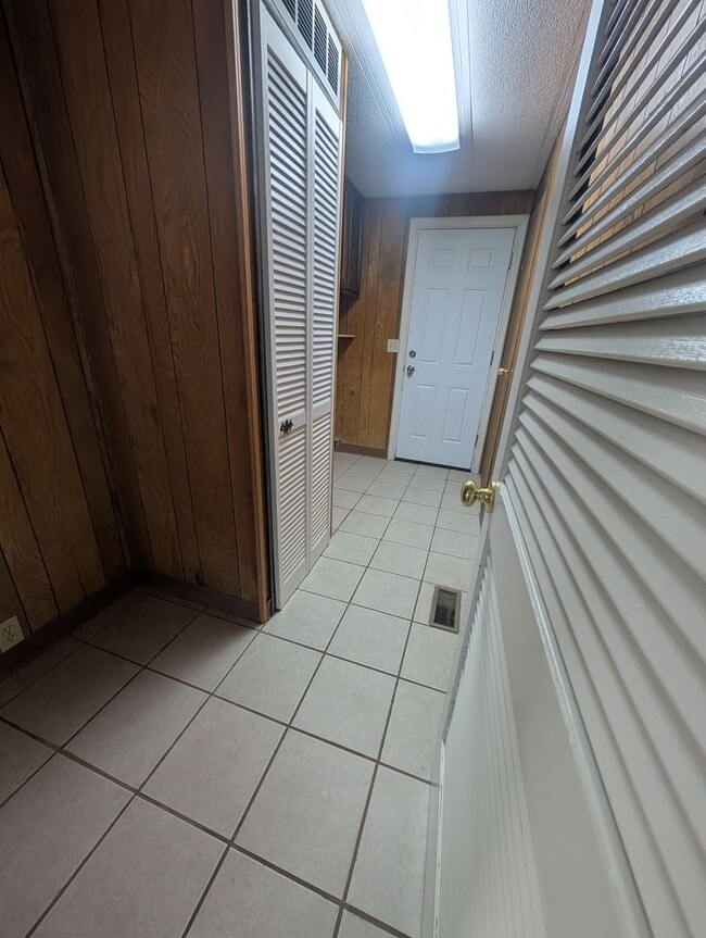 Building Photo - 8216 Homedale Rd