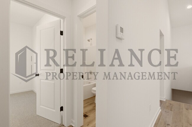 Building Photo - 5240 N Pinecrest Ct