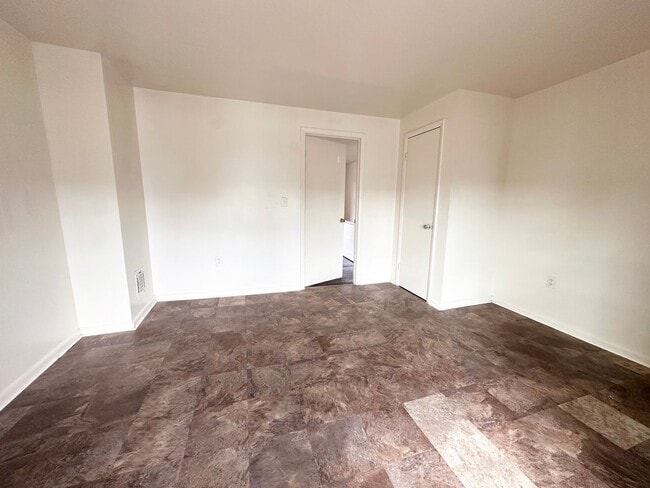 Building Photo - 4 Bedroom 1 Bathroom w/Garage in York City!