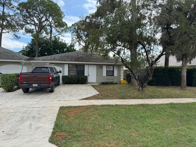 Primary Photo - 1015 Staghorn St