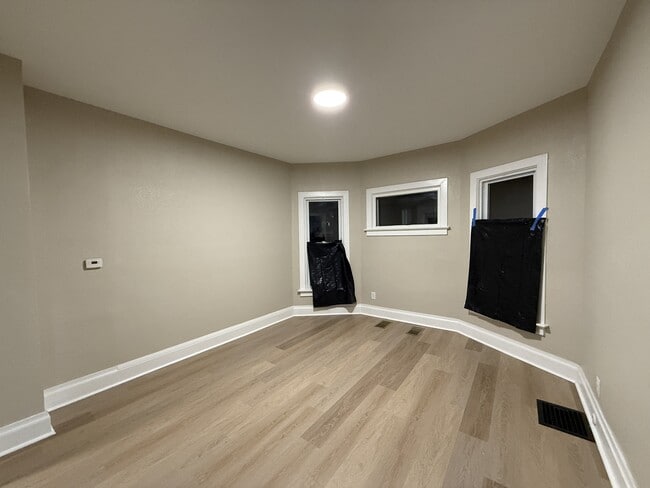 Building Photo - 407 Forest Ave