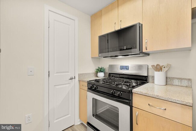 Building Photo - 440 L St NW