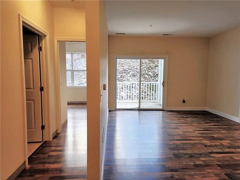 Building Photo - 98 Mill St