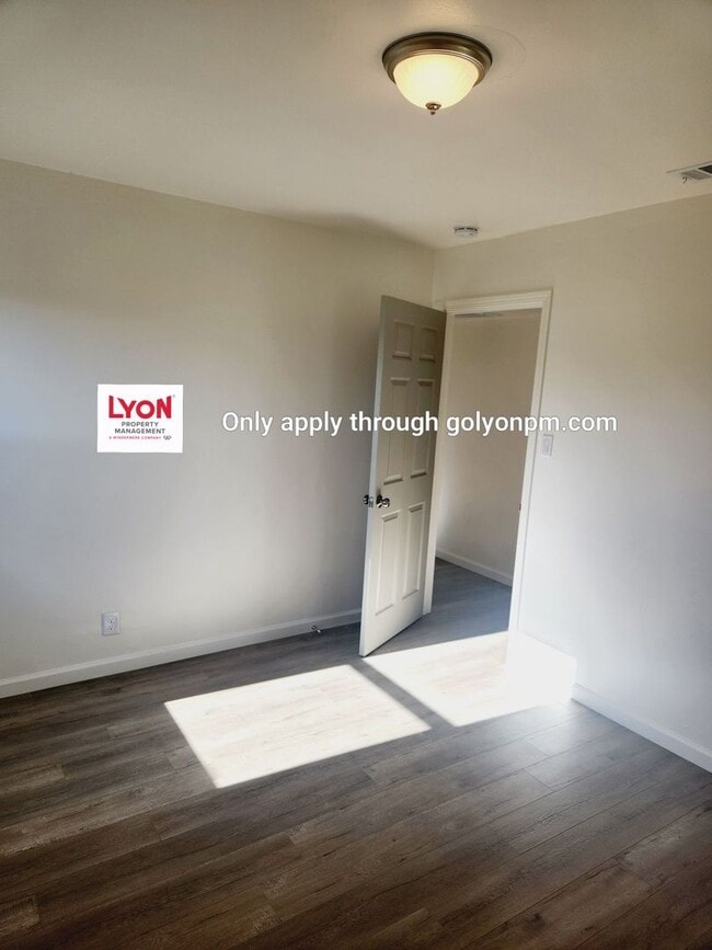 Building Photo - Fully renovated halfplex- Available Now!