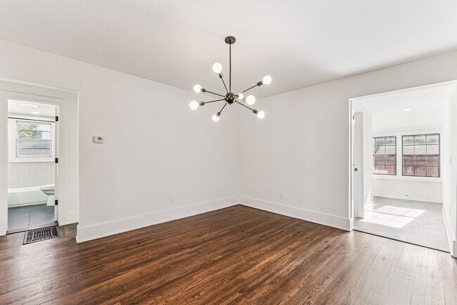 Building Photo - Midtown 3/2 with 2 Car Garage!