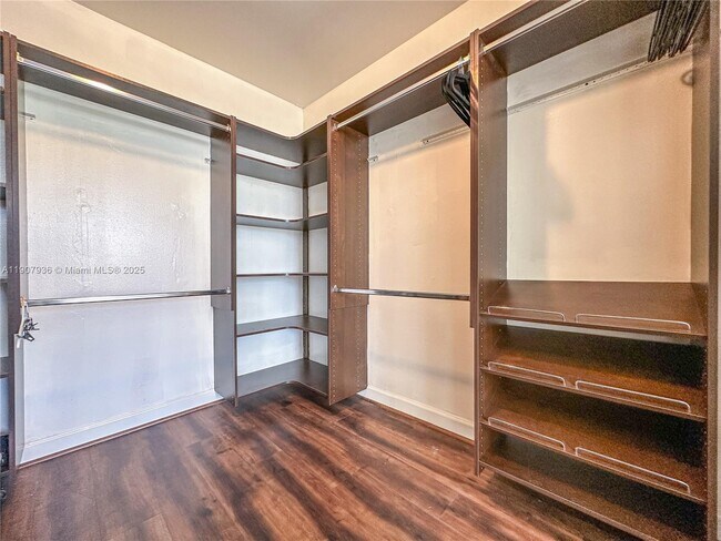 Building Photo - 800 Parkview Dr