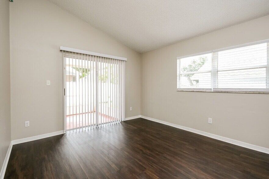 Building Photo - 2025 White Eagle St