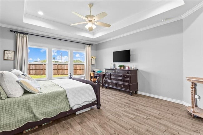 Building Photo - Spacious 4 or 5 Bedroom Home for Rent | Desirable Southside Location
