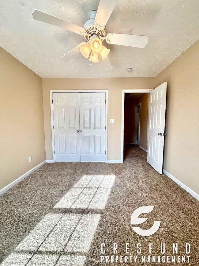 Building Photo - Spacious 3 Bed 2.5 Bath Townhouse - AVAILABLE FOR MOVE IN NOW!
