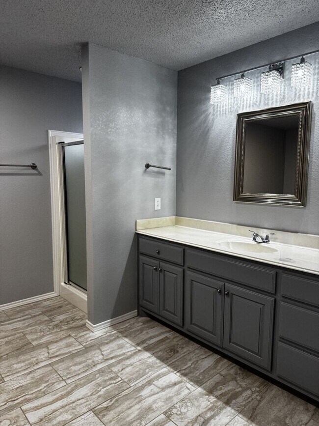 Building Photo - Stunning 3 Bed, 2 Bath Home in Sunridge Subdivision
