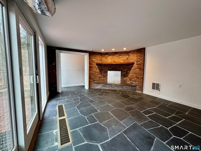 Building Photo - 860 Oakwood Rd