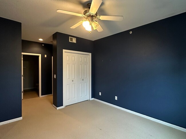 Building Photo - 3 Bedroom Apartment Style Condo in West De...