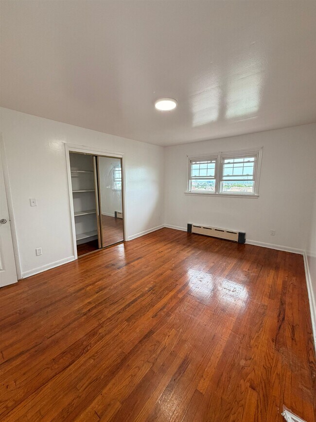 Building Photo - 5215 Meadowview Ave