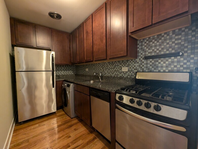 Building Photo - 557 W Arlington Pl