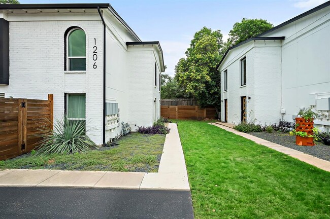 Building Photo - 1206 Hollow Creek Dr