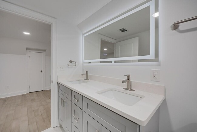 Building Photo - 593 Lynnhaven Dr SW