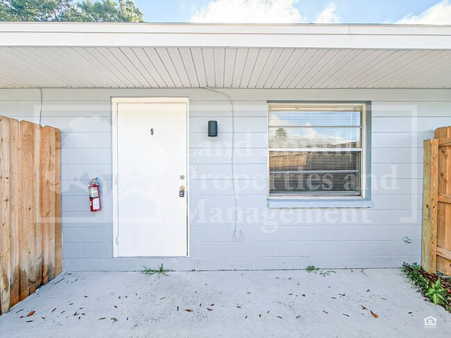 Building Photo - 815 W Carole St