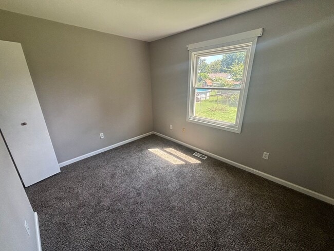 Building Photo - 3 Bedroom Home