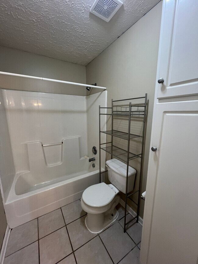 Building Photo - 623 Belle Court