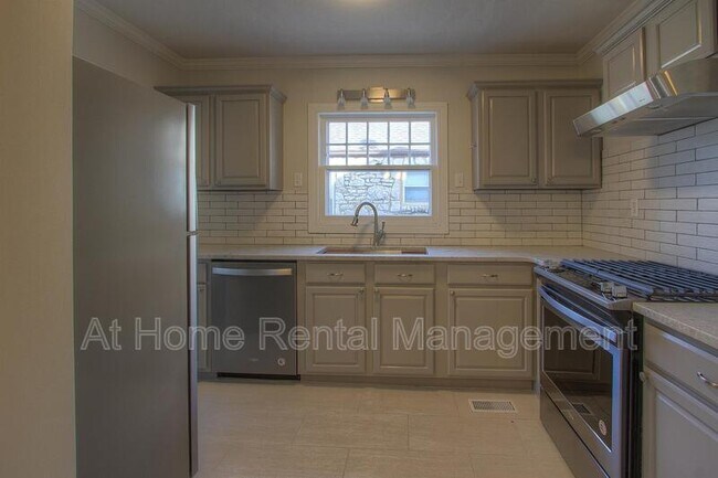 Building Photo - 1316 S Knoxville Ave