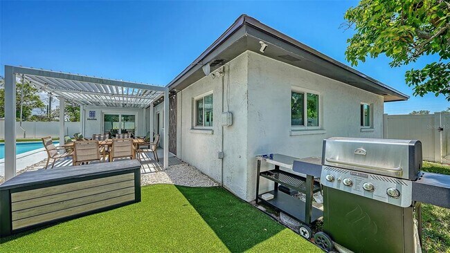 Building Photo - 1302 Mango Ave