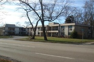 Chandelier Apartments - 705 S Milwaukee Ave