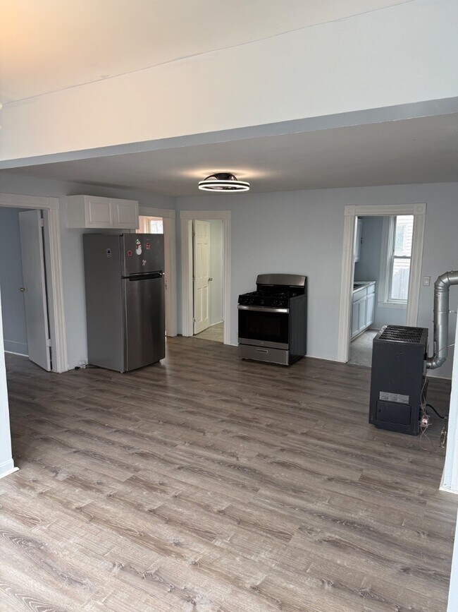 Building Photo - 337 Wilson St