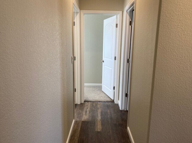 Building Photo - Country property located in Hilmar!