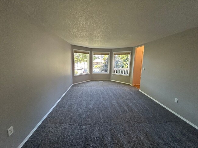 Building Photo - AVAILABLE NOW **** Charming 5-Bedroom Home...