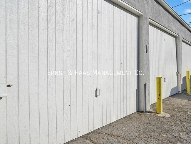 Building Photo - 17071 Oak Ln