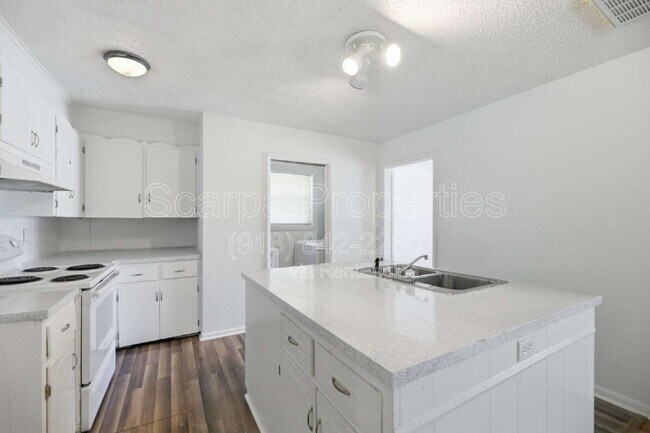 Building Photo - 313 E Woodrow Pl