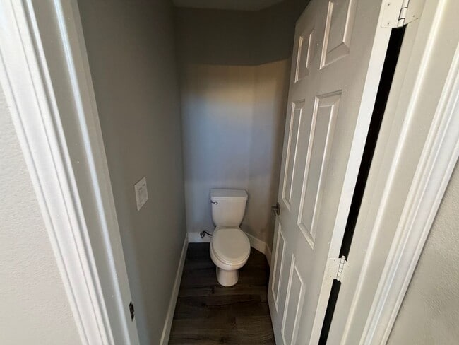 Building Photo - BEAUTIFUL 5BD/3BA TWO-STORY HOME W/ POOL IN HENDERSON. 3 CAR GARAGE!