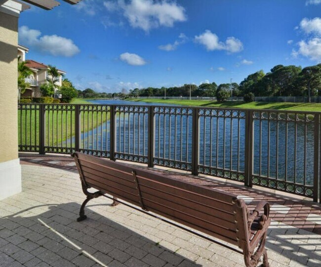 Building Photo - 5021 Vine Cliff Way W