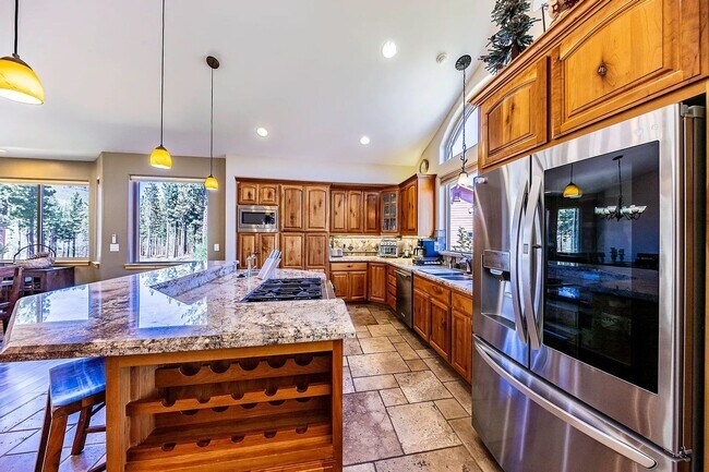 Building Photo - Large Mountain Luxury Home