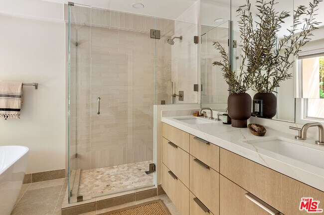 Building Photo - 911 7th St