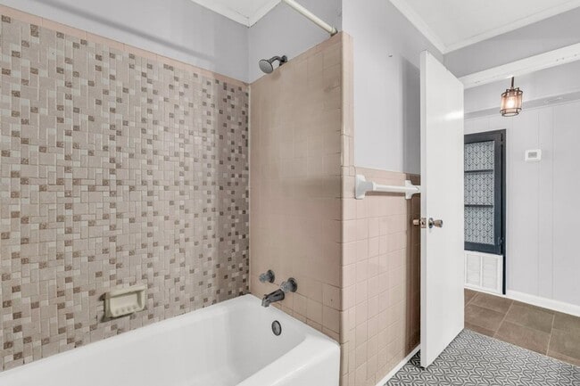 Building Photo - 2 bed/1 bath apartment