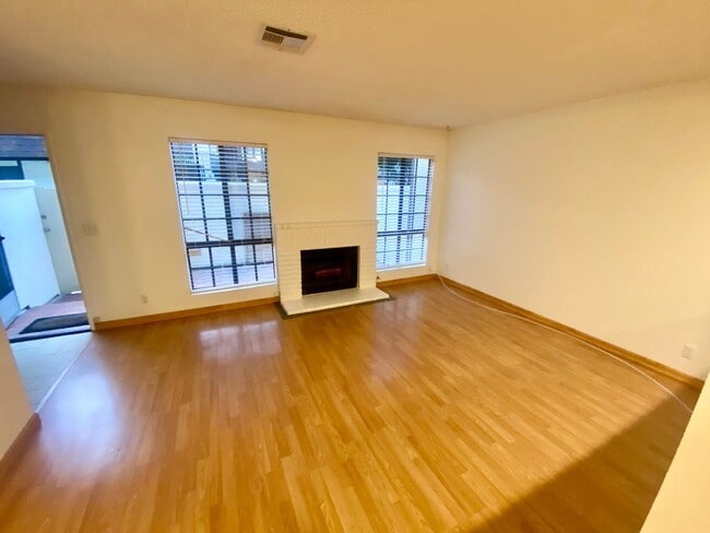 Building Photo - Spacious Two Bedroom Townhouse in Torrance...