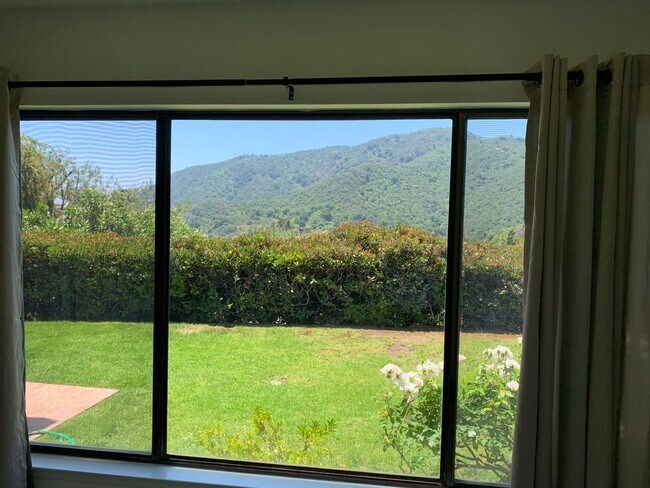 Building Photo - Beautiful, Spacious, 4 bed 2.5 bath home nestled in the Serene, breathtaking Hills of Pacific Pal...