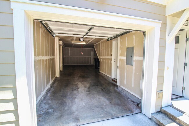 Building Photo - 2bed/2bath Lake Boren Townhome with greenbelt and lake views! Prime Newcastle Location.