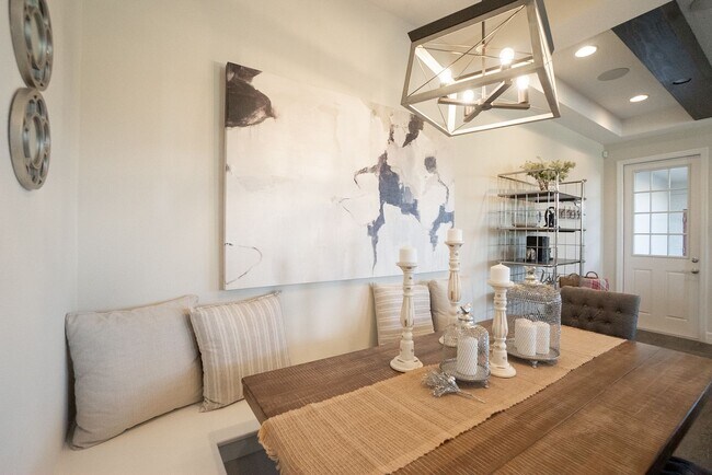 Building Photo - 3/2.5 Beautiful Model Townhome with Screened Courtyard & 2 Car Garage