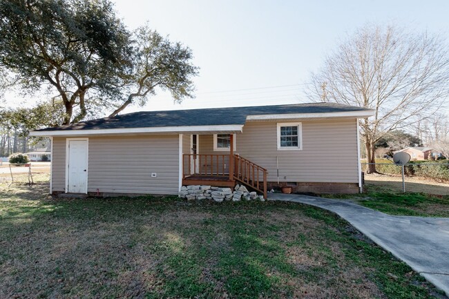 Building Photo - ADORABLE Home