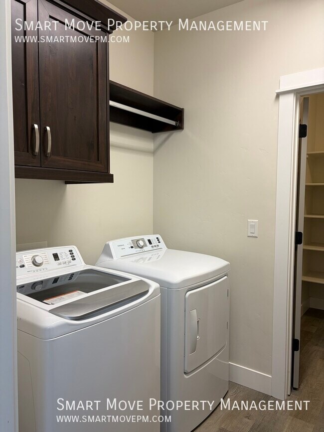 Building Photo - 2100 N Woodcreek St