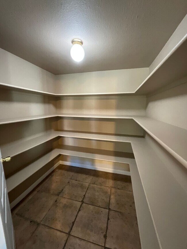 Building Photo - Spacious Four Bedroom Home in Figarden Loo...