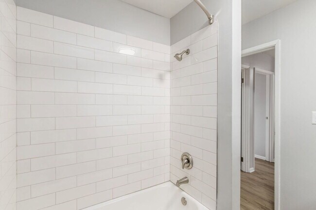 Building Photo - 639 Riverview Dr