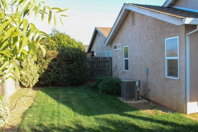 Building Photo - 3 Bedroom, 2 Bath With Appliances