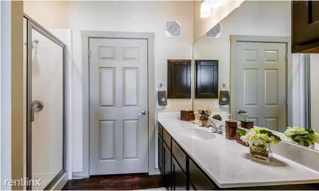 Building Photo - 2 br, 2 bath Flat - 3880 Hulen St