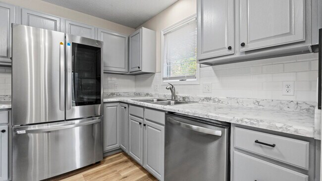 Building Photo - 7117 Country Hill Dr