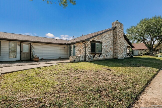 Building Photo - Charming 2/2 in the heart of Boerne!