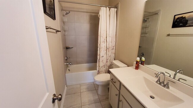 Building Photo - 305 Rise Ln