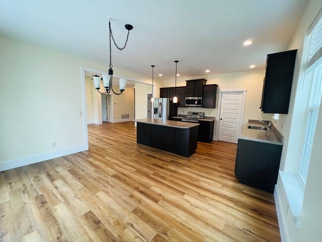 Building Photo - Newer Home - 3 Bedroom - 2 Bath - Hamilton